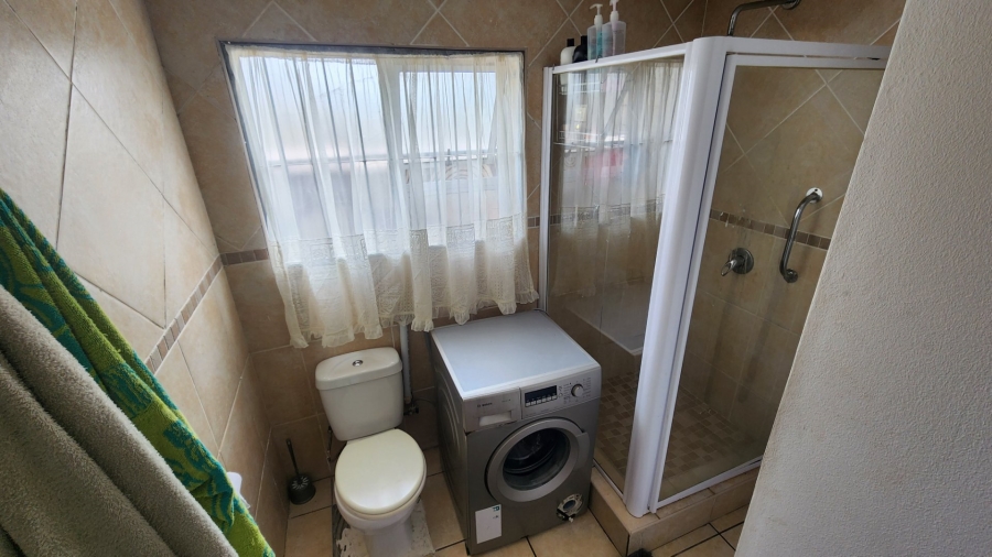 6 Bedroom Property for Sale in Paradise Beach Eastern Cape